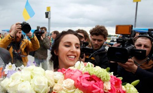 La chanteuse ukrainienne Jamala accueillie à l'aéroport de Kiev le 15 mai 2016 après avoir remporté l'Eurovision la veille à Stockholm