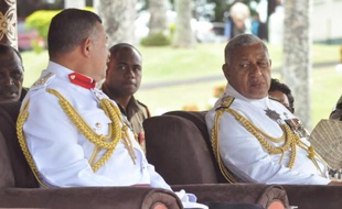 L'homme fort de Fidji Voreqe Bainimarama, abandonne le 5 mars 2014 solennellement l'uniforme militaire pour participer aux élections démocratiques de septembre