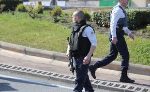 Des policiers devant le lycée Tocqueville à Grasse où une fusillade a éclaté le 16 mars 2017.