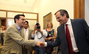 Le leader de Nouvelle Démocratie, Antonis Samaras (à droite), et celui de Syriza, Alexis Tsipras (à gauche), avant leur entrevue au Parlement grec, à Athènes, le 18 juin 2012.