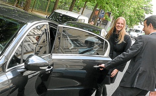 La cliente d'un véhicule de tourisme avec chauffeur, ici à Paris.