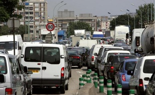 Des voitures entrent sur une bretelle d'accès au périphérique parisien, le 23 juin 2005