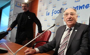 Le président de la fédération française de football, Jean-Pierre Escalettes (à dr.), et celui de la Ligue, Frédéric Thiriez, lors d'une conférence de presse à la fédération française de football, le 11 novembre 2009 à Paris.