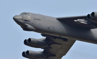 Le bombardier B52 Stratofortress survole la base aérienne d'Osan, le 10 janvier 2016
