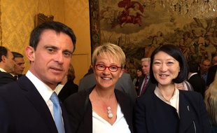 Nathalie Appéré mercredi à Paris, entourée de Manuel Valls et Fleur Pellerin.