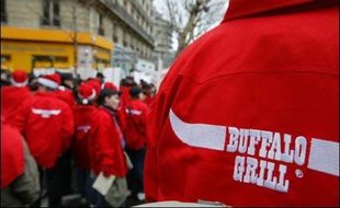 Les forces de l'ordre ont fait évacuer mardi matin le parking du Buffalo Grill de Viry-Châtillon (Essonne), occupé depuis le 8 juin par plusieurs dizaines de salariés sans-papiers démissionnaires, licenciés ou en grève, a-t-on appris auprès de la CGT et de la préfecture.