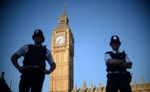 1.200 soldats supplémentaires vont être déployés pour assurer la sécurité des jeux Olympiques de Londres, a annoncé mardi le ministre britannique de la Culture Jeremy Hunt, également en charge des J0-2012 (27 juillet-12 août).