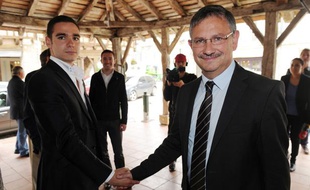 Etienne Bousquet-Cassagne (FN, à gauche) et Jean-Louis Costes (UMP) s'affrontent au second tour des élections législatives partielles de la troisième circonsription du Lot-et-Garonne, le 19 juin 2013 à Villeréal.
