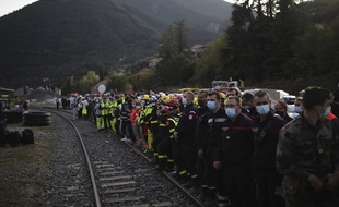 Des soldats et des secouristes le long de la voie ferrée à Breil-sur-Roya après le passage de la tempête Alex, le 7 octobre 2020.