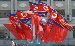 Des drapeaux nord-coréens à Pyongyang.