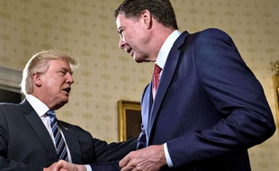 Donald Trump face à l'ex-directeur du FBI, James Comey, le 22 janvier 2017 après son investiture.