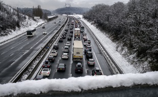 Voitures bloquées sur l'autoroute A43 à Saint-Quentin-Fallavier, près de Lyon en raison des chutes de neige le 21 février 2015.