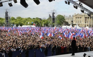 Nicolas Sarkozy s'est réjoui lundi de la réussite de son rassemblement, la veille, place de la Concorde à Paris, qui a réuni "120.000 personnes" selon lui, et a refusé de s'inquiéter de la série de sondages le donnant largement battu par François Hollande.