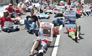 Les manifestants se sont allongés sur le Pont-Neuff enjambant la Garonne, en signe de protestation.