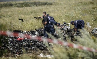 Des officiels ukrainiens sur le lieu du crash le 20 juillet 2014 à Grabove