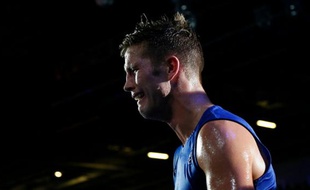 Le boxeur français Alexis Vastine pleure après sa défaite controversée, sur décisions des arbitres, contre l'Ukrainien Taras Shelestyuk, aux Jeux olympiques de Londres, le 7 août 2012.