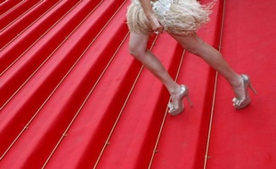 Une actrice montant les marches du Palais des Festivals à Cannes, le 19 mai 2011