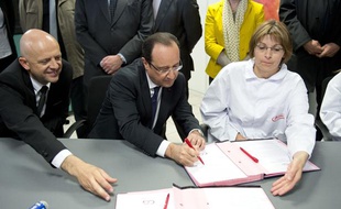 François Hollande, le 3 mai 2013 a signé une déclaration d’intention de deux contrats de génération chez le fabricant de charcuterie Jean-Louis Amiotte.