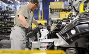 PSA Peugeot Citroën pourrait supprimer 10% des effectifs qui ne sont pas dédiés à la production en Europe, soit 5.000 postes, a indiqué mercredi à l'AFP un porte-parole du groupe qui a annoncé un plan d'économies supplémentaires de 800 millions d'euros pour 2012.