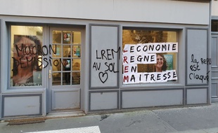 Tags et inscriptions sur le local de campagne de la députée Valérie Oppelt.