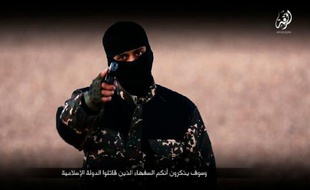Image extraite d'une vidéo publiée par le groupe Etat islamique le 3 janvier 2016, montrant un militant s'exprimant en anglais avant l'exécution de cinq hommes de Raqa