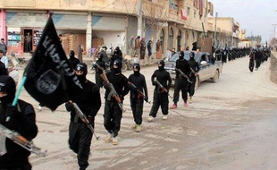 Des djihadistes à Raqqa, en Syrie, en janvier 2014 (photo vérifiée et publiée par AP le 12 août 2015).