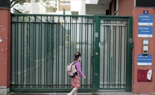 Illustration d'une petite fille retournant à l'école avec un masque. Ici à Paris.