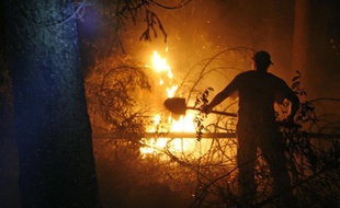 Un volontaire tente d'éteindre un feu de forêt, près de Moscou, le 13 août 2010.
