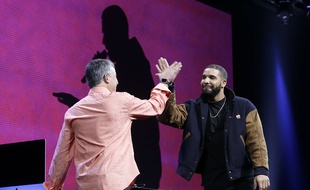Eddie Cue, d'Apple, et le rappeur Drake, présente le service de streaming Apple Music, le 8 juin 2015, à San Francisco.