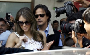 Liz Hurley et son nouveau mari, le milliardaire Arun Nayar arrivent en Inde le 5 mars 2007.