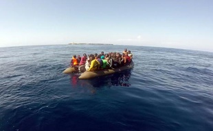 Image fournie par les gardes civils espagnols d'un bateau de migrants lors d'une opération de sauvetage, le 9 septembre 2015 au large des côtes à Almeria