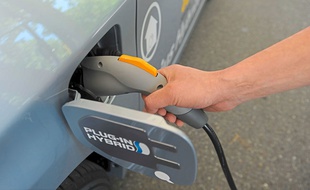 Les moteurs hybrides rechargeables sont plutôt onéreux, mais ils réduisent considérablement l'impact écologique.