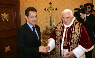 Nicolas Sarkozy a été reçu jeudi au Vatican par le pape Benoît XVI pour une audience consacrée à la situation internationale, avant le dîner que le président français aura avec Romano Prodi et José Luis Zapatero pour parler de la Méditerranée.