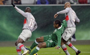 Zoumana Camara et Sammy Traore intraitables en défense face à Wolfsburg le 26 février 2009.