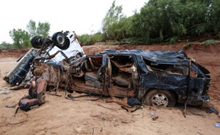 Les épaves de deux véhicules emportés par les flots, le 15 septembre 2015 à Hildale, lors de crues subites dans l'Utah