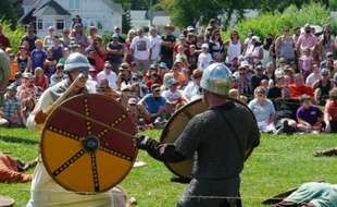 Des combattants vikings s'affrontent durant le festival de Gimli qui redonne vie à ces premiers européens établis en Amérique du Nord, le 1er août