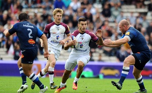 Bordeaux's French fullback Sofiane Guitoune (C) runs with the ball next to Castres' Romanian prop Mihaita Lazar (R) during the French Top 14 rugby union match between Union Bordeaux-Begles (UBB) and Castres (CO) on October 11, 2014 at the Chaban-Delmas stadium in Bordeaux, southwestern France. AFP PHOTO / NICOLAS TUCAT