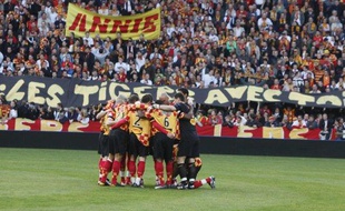 Les supporters du RC Lens pendant une minute de recueillement, le 12 mai 2009 avant le match de L2 face à Reims.