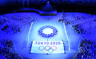 Le drapeau de Tokyo 2020 lors de la cérémonie d'ouverture des Jeux Olympiques de Tokyo 2020, au stade olympique de Tokyo, le 23 juillet 2021.
