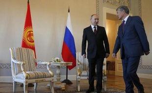 Vladimir Poutine (g) reçoit le président kirghiz, Almazbek Atambaïev, le 16 mars 2015 à Saint-Pétersbourg