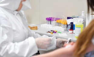 Illustration de tests de dépistage sérologique au coronavirus. Ici à Juan les Pins et Cannes la Bocca.