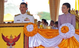 Le prince héritier thaïlandais Maha Vajiralongkorn et son épouse la princesse Srirasmi, le 13 mai 2011 à Bangkok
