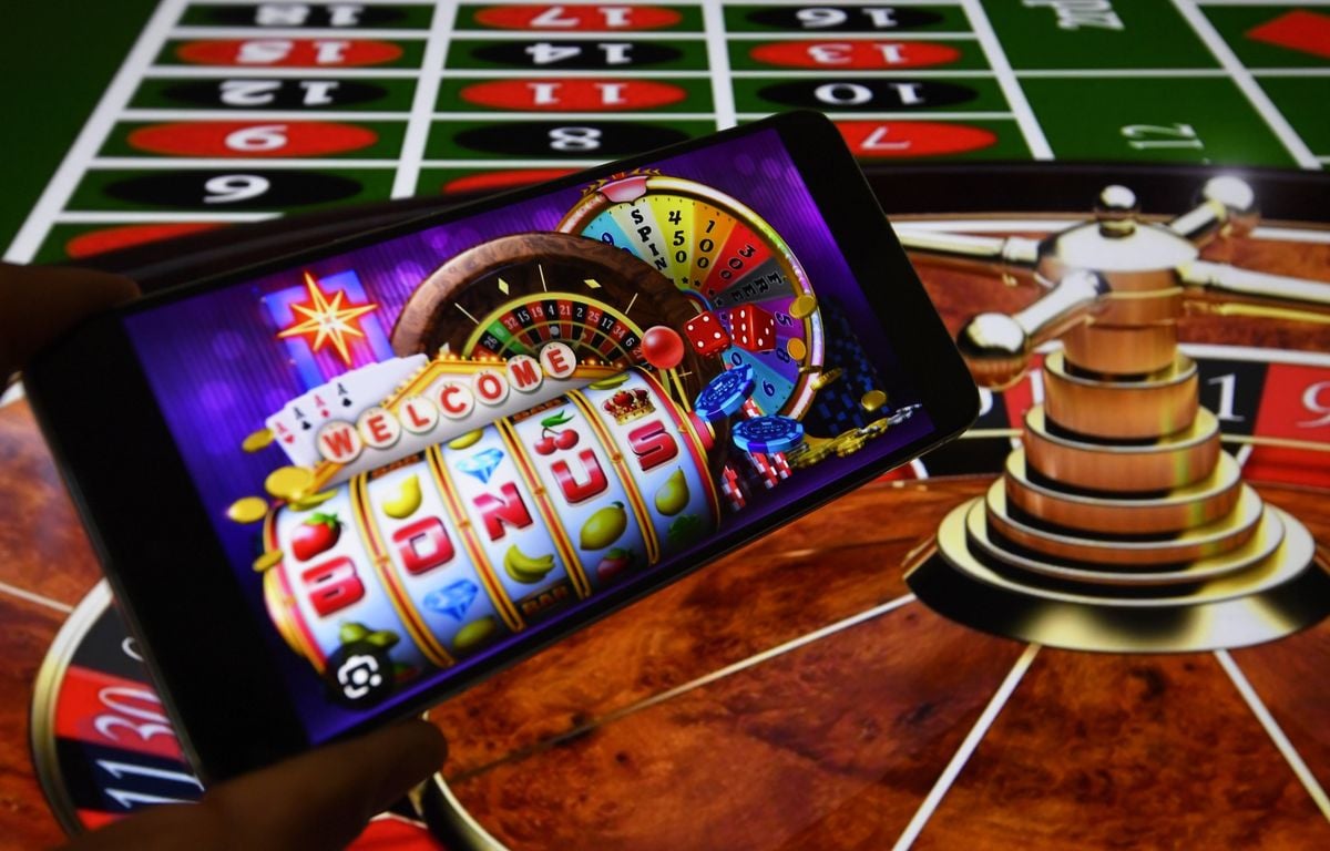 Leurs casinos illégaux en ligne ont rapporté près d'un milliard d'euros, deux Français mis en examen