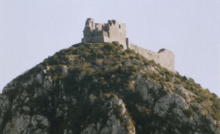 La forteresse de Montségur, en Ariège. C'est là que plus de 200 hérétiques périrent sur le bûcher en 1244 après avoir refusé de renier leur foi.