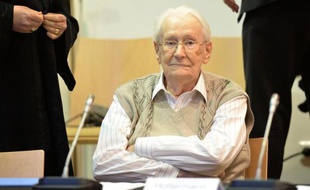 Oskar Groening l'ancien comptable d'Auschwitz le 21 avril 2015 à l'ouverture de son procès à Lunebourg