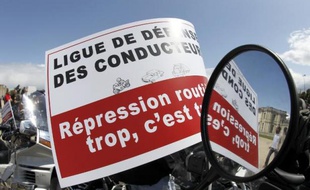 Une affiche de la Ligue de Défense des Conducteurs denoncant la "répression routière, trop c'est trop !" est fixé sur une moto, le 18 juin 2011 à Vincennes