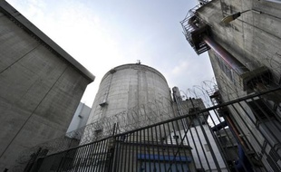 Parmi les centrales anciennes dans le collimateur : celle de Fessenheim (est), considérée comme la première à devoir fermer, mais également de Chinon (centre) et du Bugey (centre-est), selon Le Monde.