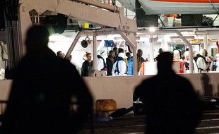 Arrivée de migrants survivants d'un naufrage en Méditerranée, le 21 avril 2015 à Catane en Sicile.