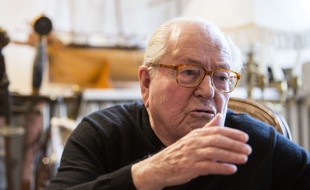Jean-Marie Le Pen, président d'honneur du Front national, le 1er février 2017 à son domicile de Saint-Cloud (Hauts-de-Seine).