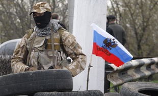 Un garde armé pro-Russe à l'entrée de Slaviansk, le 12 avril 2014.